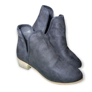 Suede Seven7 booties size 9